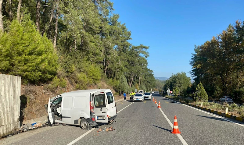 Kamyonet, istinat duvarına çarptı; 2 çocuk öldü, sürücü baba yaralı