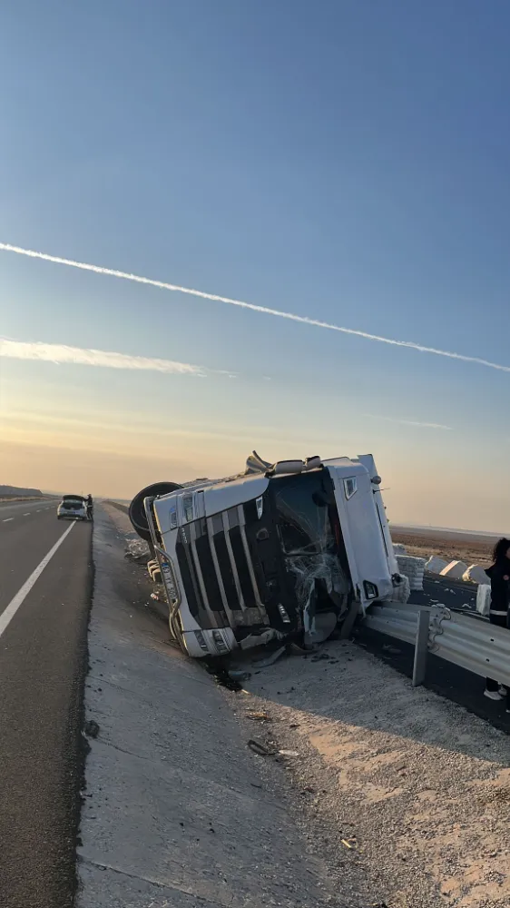 TIR refüje devrildi: 1 kişi hayatını kaybetti,1 kişi yaralandı 