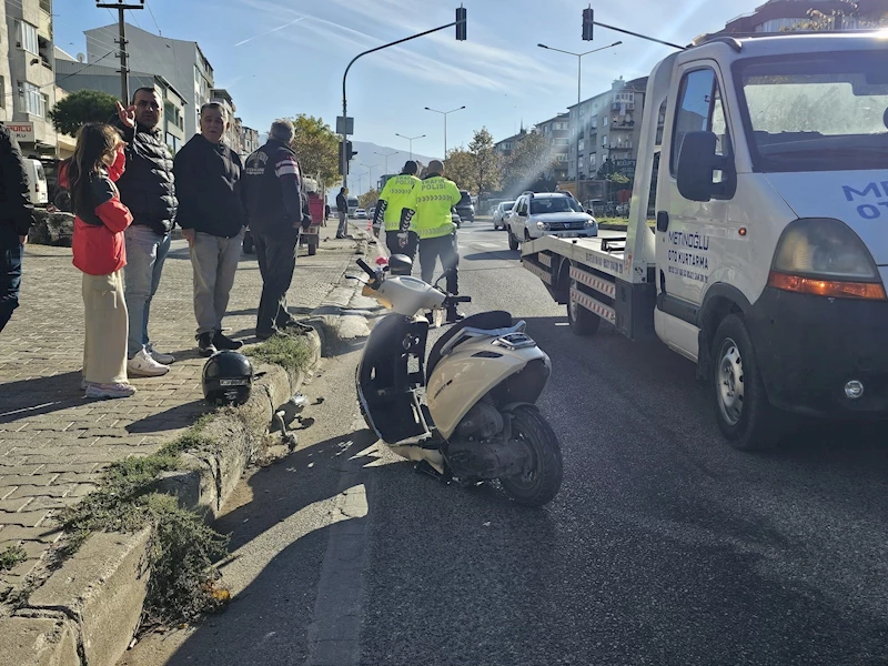 Yaya geçidinde motosiklet kazası; 2 yaralı