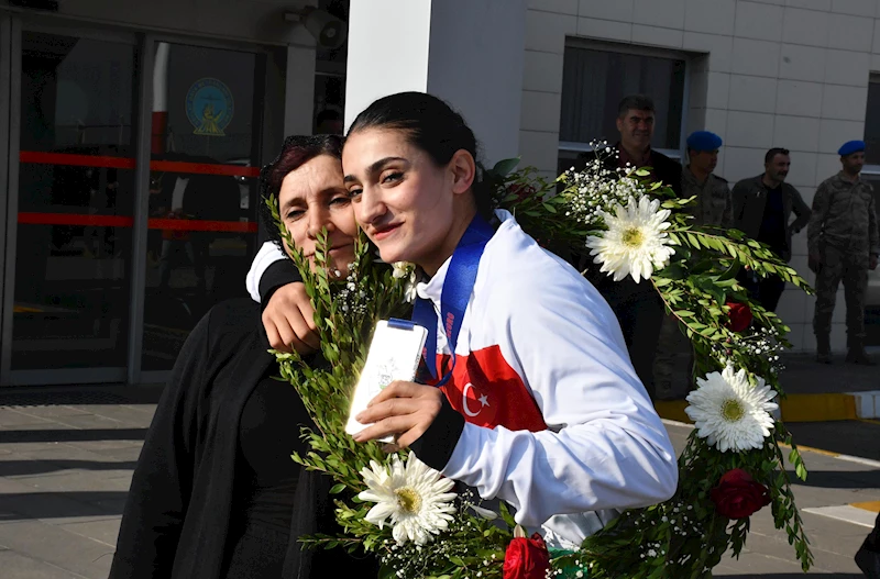 Dünya 2’ncisi milli boksör Pınar Benek’e Şırnak