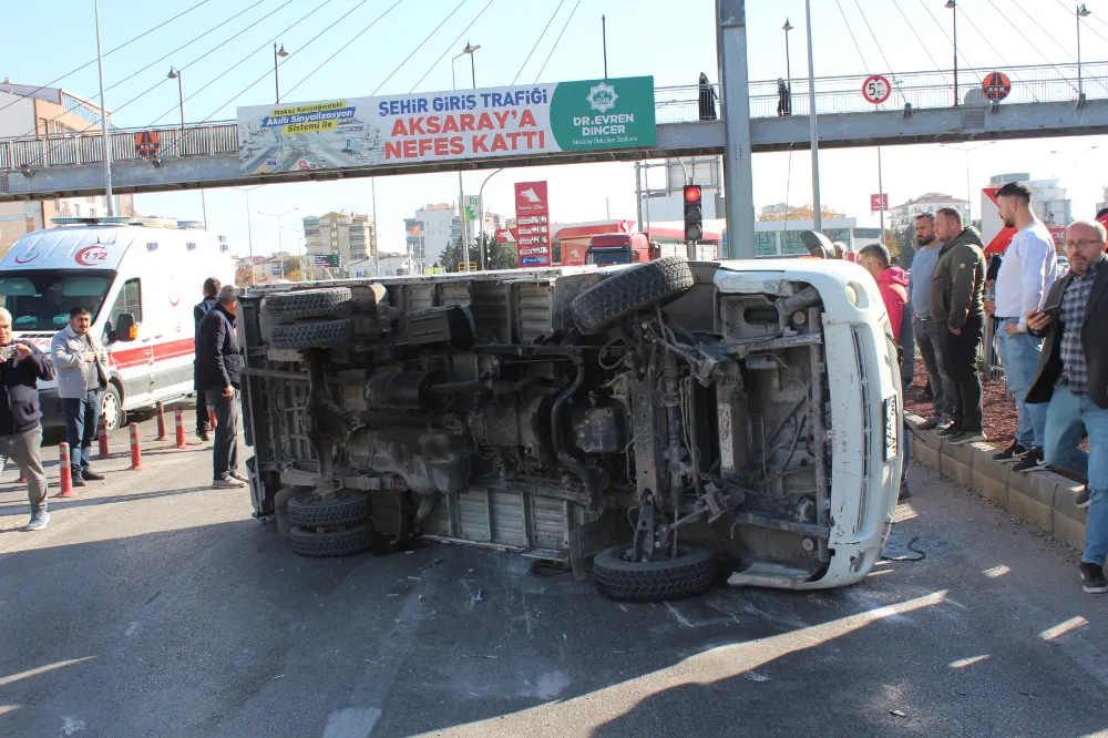 Aksaray’da kamyonet devrildi: 2 yaralı