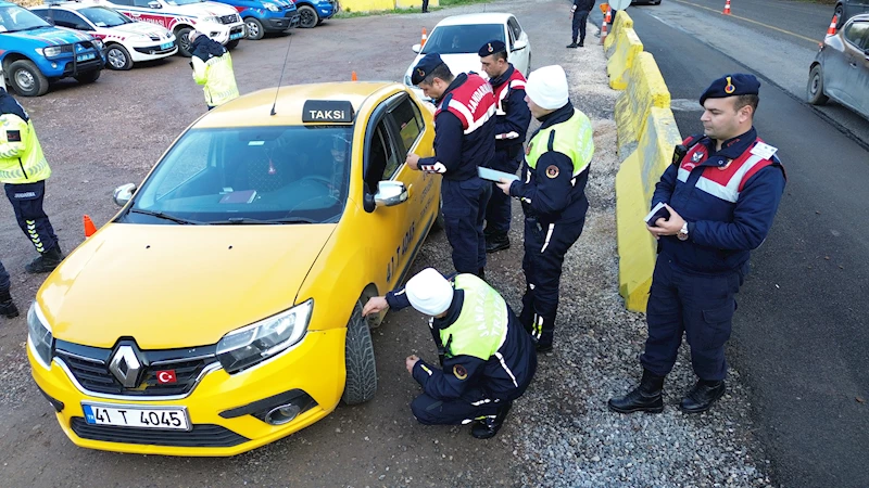 KOCAELİ Jandarmadan ‘zorunlu kış lastiği’ denetimi 