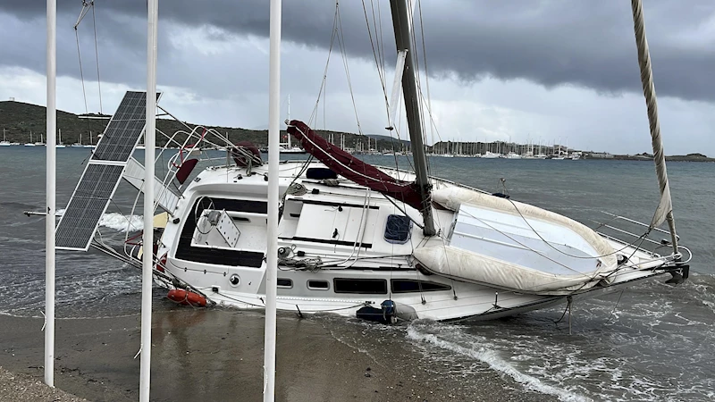 BODRUM’da fırtına nedeniyle yelkenli tekne karaya oturdu, feribot seferleri iptal edildi