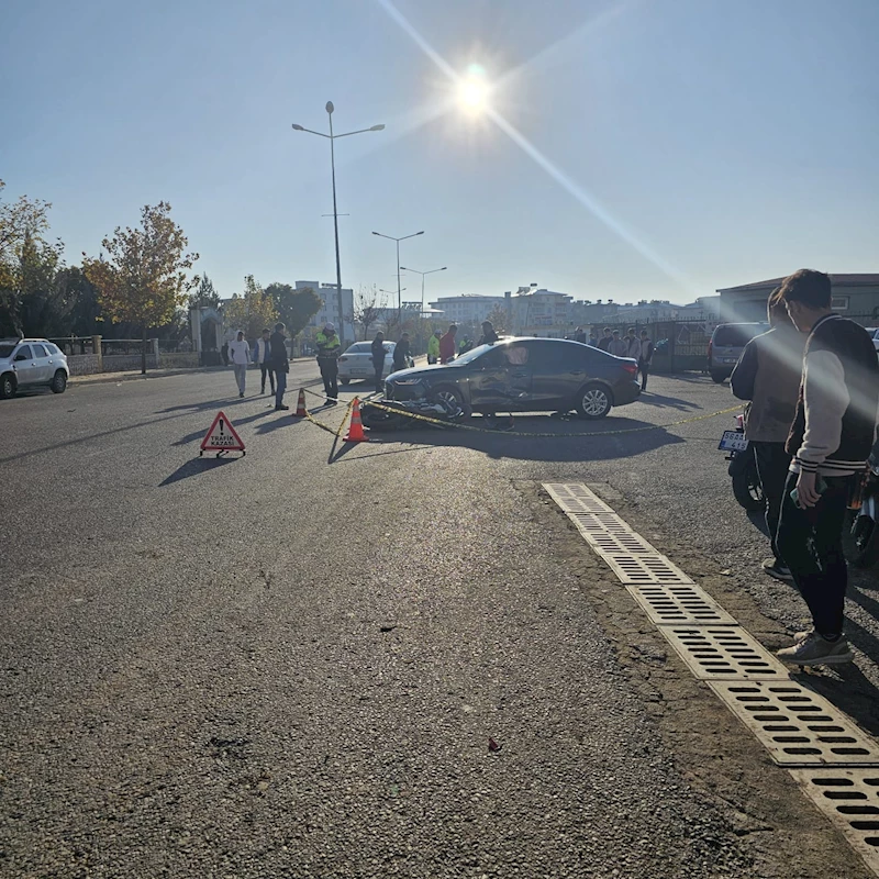 Otomobille çarpışan motosikletin sürücüsü hayatını kaybetti