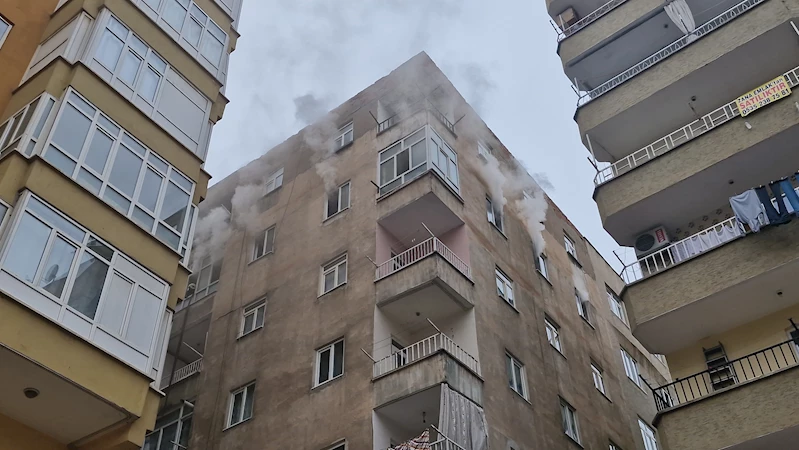 Banyoya götürmek istedikleri odun sobası devrilince yangın çıktı