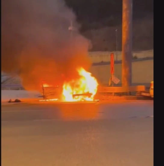 Amasya’da çarpışan iki otomobilden birinin yandığı kaza kamerada; 2 yaralı