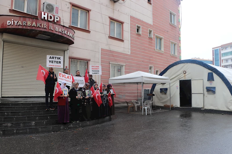 DİYARBAKIR - Dağa kaçırılan oğlu için nöbet tutan anne: Ciğerimi benden söküp götürdüler (VİDEO EKLENDİ) 