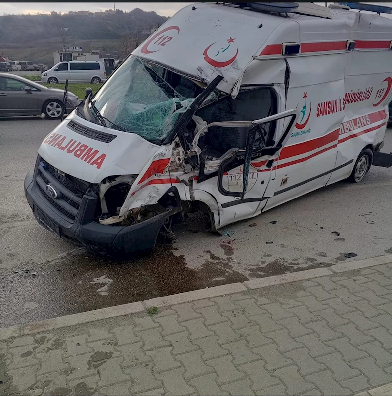 TIR ile ambulans çarpıştı; 1 yaralı