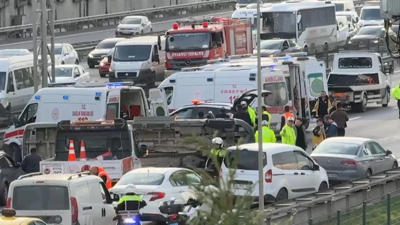 İstanbul- TEM otoyolunda öğrenci servisi devrildi / Ek görüntüyle