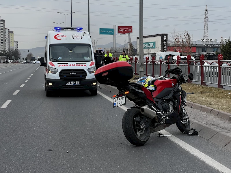 Bariyerlerden atlayıp yolun karşısına geçerken motosiklet çarptı; 2 yaralı 