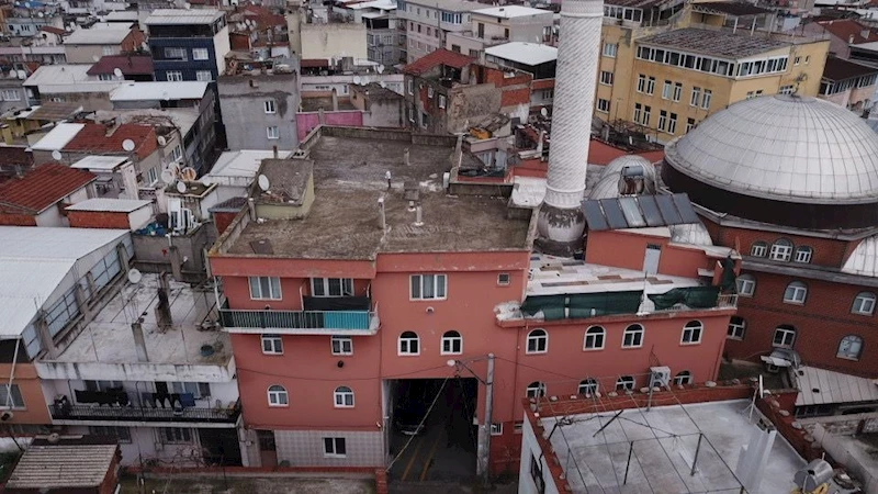 Sokak üzerine inşa edilen camide namaz kılıp, altından geçen yolda musalla taşından cenaze kaldırıyorlar