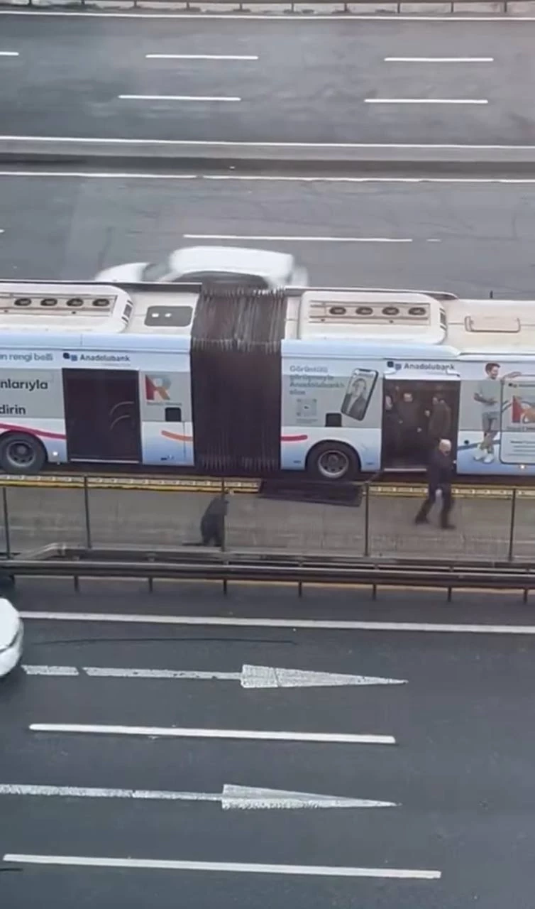 İstanbul - Esenyurt’ta metrobüs yolunda kaza: 1 yaralı