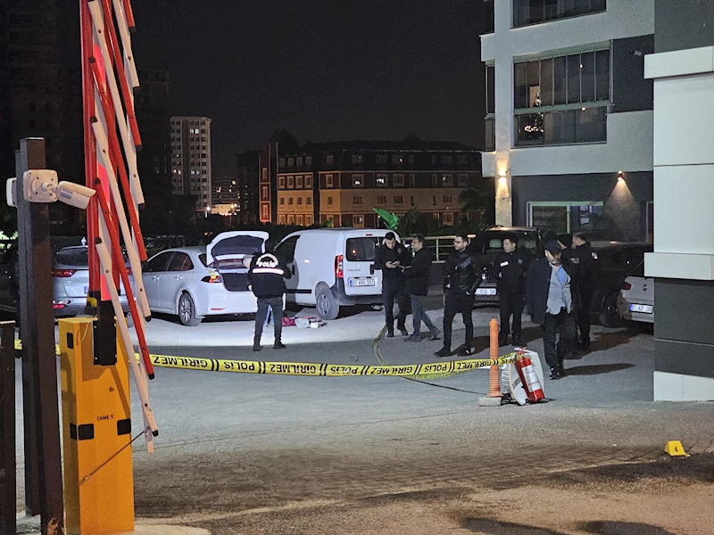 Sitede yere döktüğü benzini ateşe verdi, güvenliği tabancayla tehdit ederek, aradığı kişiyi çağırmasını istedi; o anlar kamerada/ Ek fotoğraflar