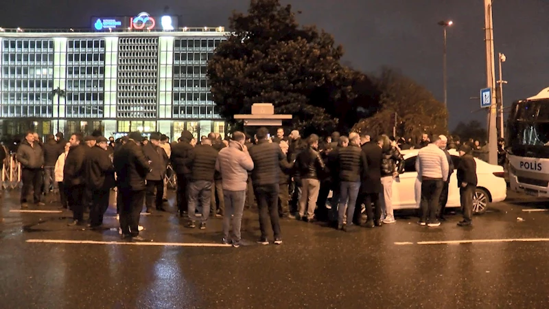 İstanbul- Özel halk otobüsü sahiplerinden belediye önünde eylem