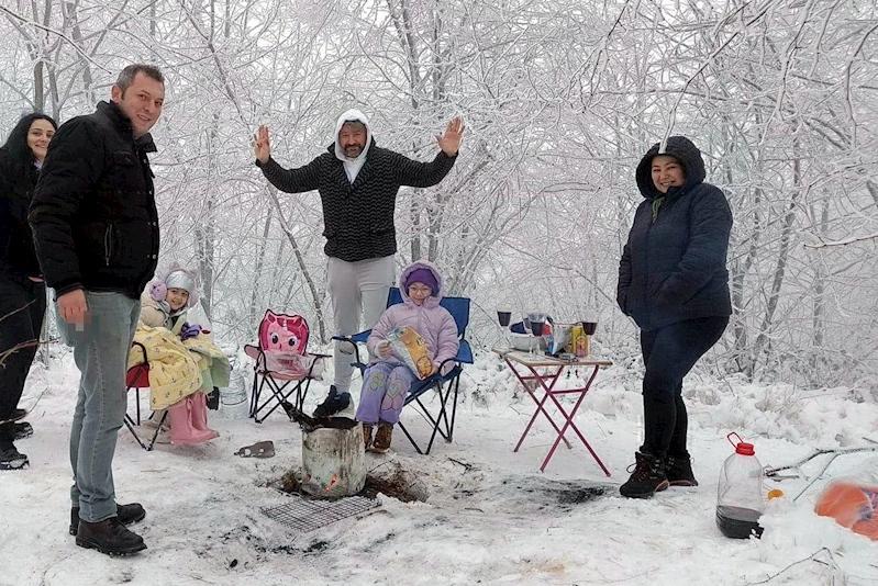 Istrancalar beyaza büründü; kar topu oynayıp, piknik yaptılar