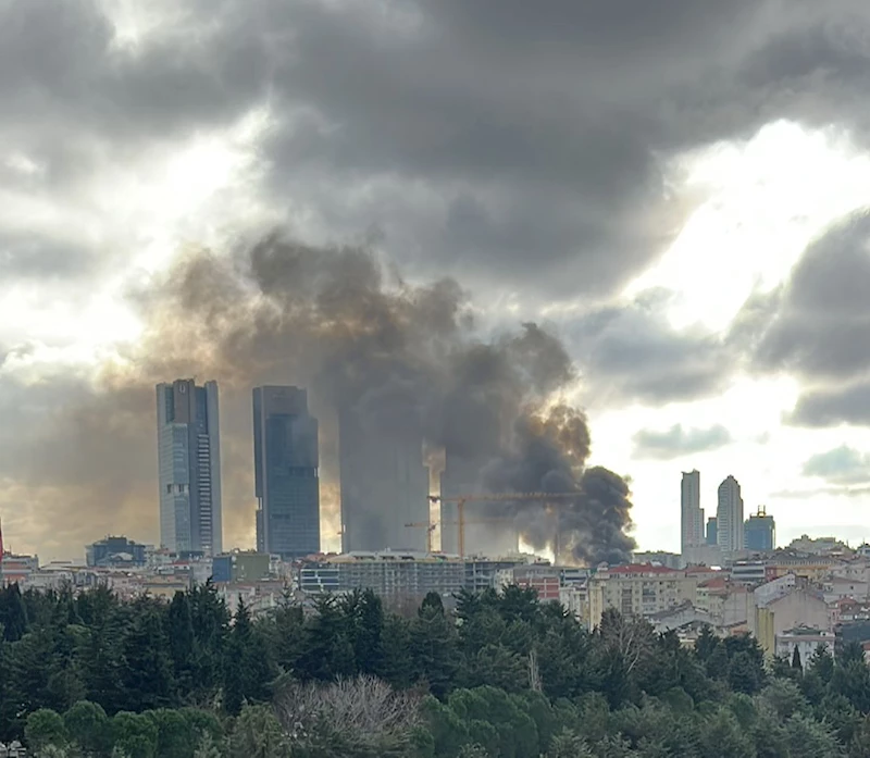 İstanbul - Şişli’de yıkımı devam eden 4 katlı binanın çatısında yangın çıktı / Ek görüntü ve fotoğraflarla geniş haber