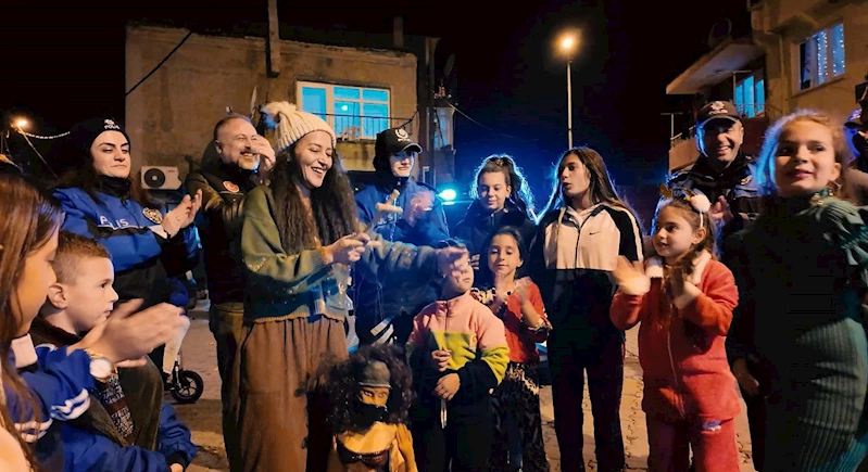 Çanakkale’de polislerden çocuklara sürpriz yeni yıl kutlaması