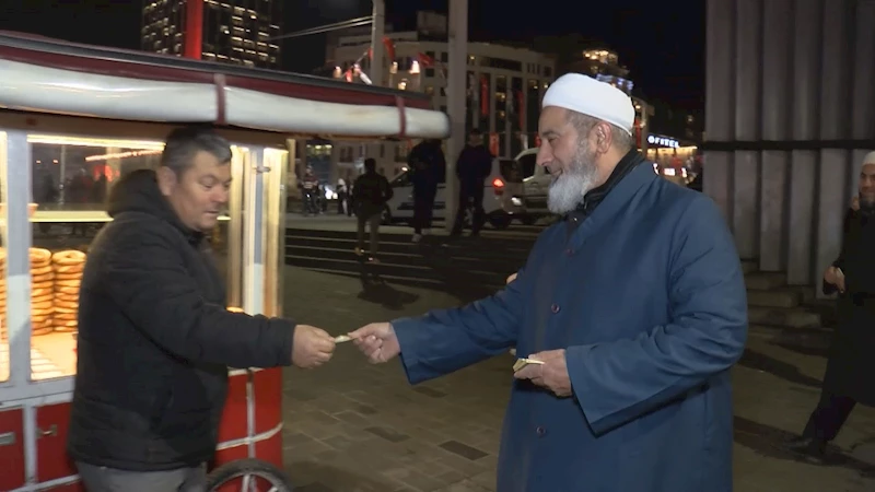 İstanbul - Tebliğciler, yılbaşı gecesi Taksim Meydanı’nda bildiri dağıttı