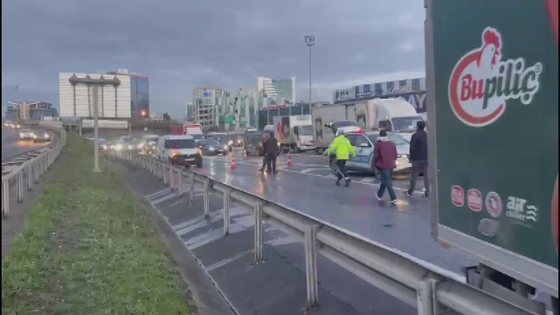 İstanbul- Bağcılar TEM otoyolunda zincirleme trafik kazası; 1 yaralı- 1