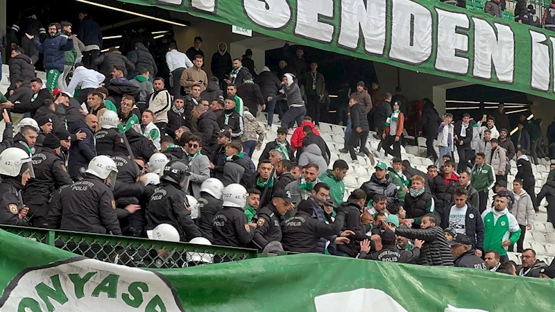 Sahaya girmek isteyen Konyaspor taraftarına polis müdahale etti 