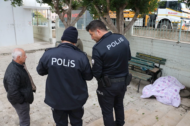 Sokakta yaşıyordu, cami avlusunda ölü bulundu