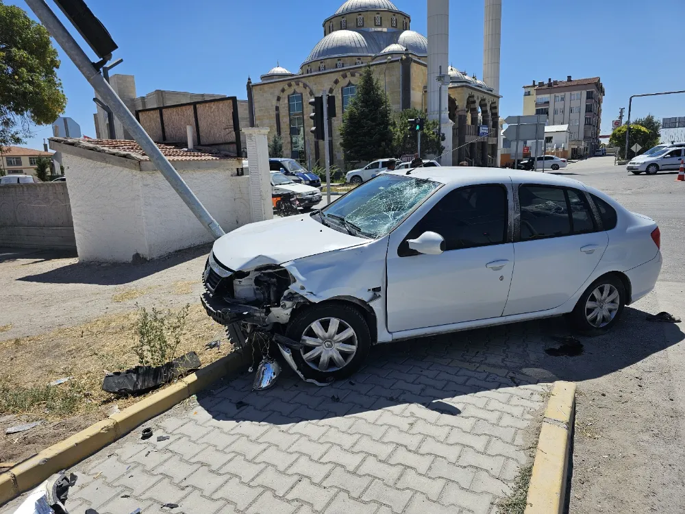 Otomobil ile motosiklet çarpıştı: 1 ağır yaralı 