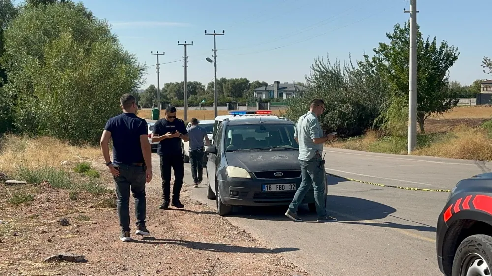 Motosikletle otomobilin önünü kesip sürücüyü omzundan vurdular