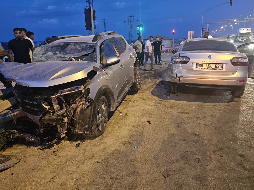 İki otomobil kafa kafaya çarpıştı: 2