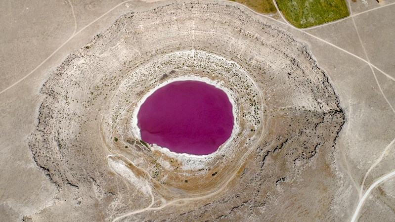 Pembe rengi ile ünlenen Meyil Obruk Gölü tamamen kurudu