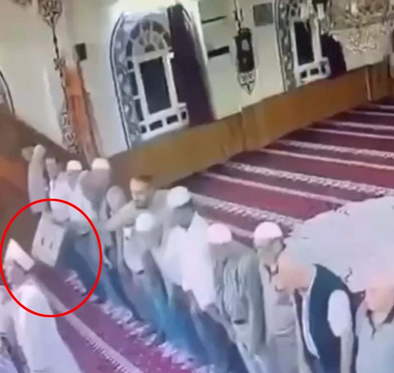 Namaz kıldıran imamın başına tabureyle vurdu; o anlar kamerada