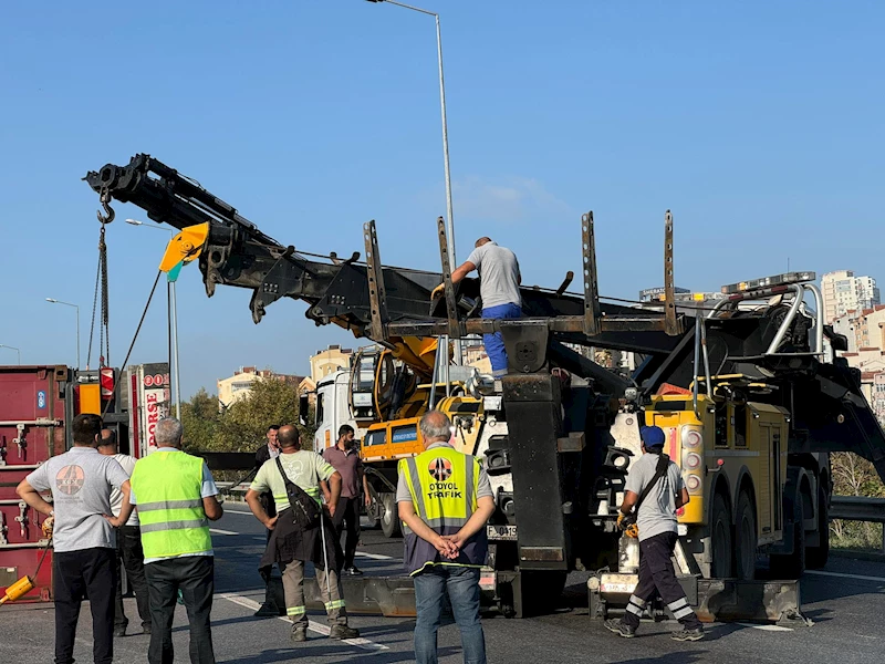 İstanbul- Avcılar D-100 Karayolunda TIR devrildi; yan yol trafiğe kapatıldı