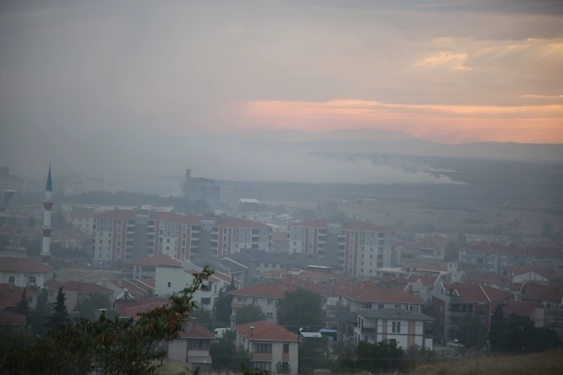 Yakılan anızlar, ilçeyi  duman altında bıraktı 