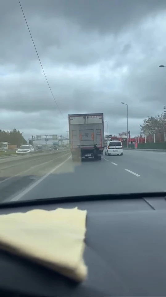 İstanbul- Trafikte tehlikeli inatlaşma kamerada 