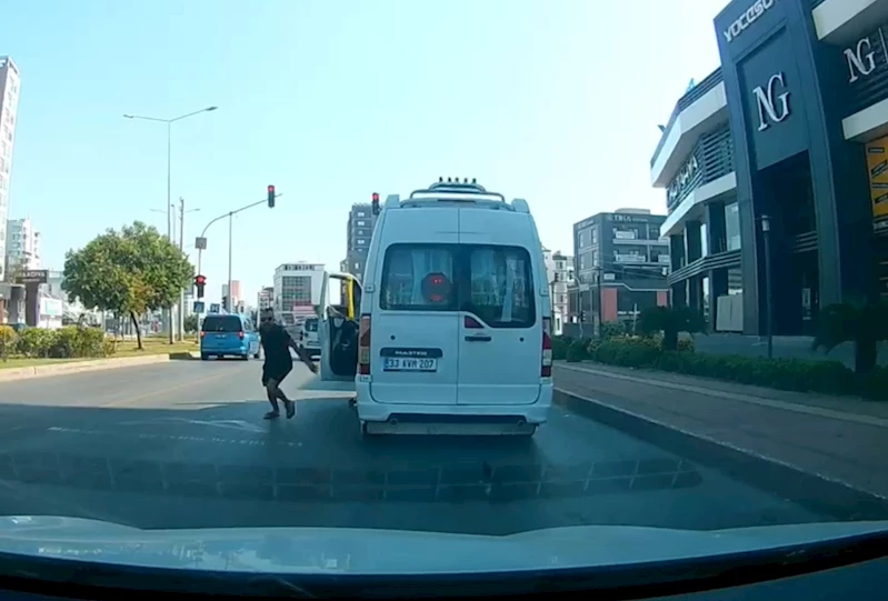 Önünü kestiği otomobile halatla saldırıp küfreden minibüs şoförü yakalandı