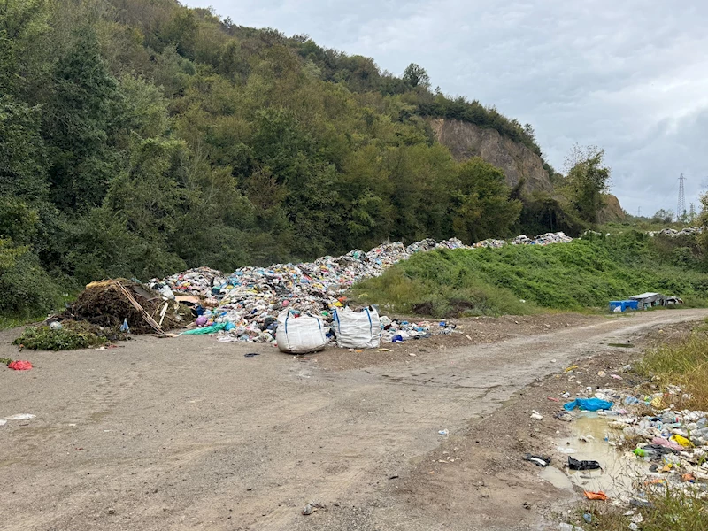 Vahşi depolama alanı dolunca, çöpler yola dökülmeye başlandı