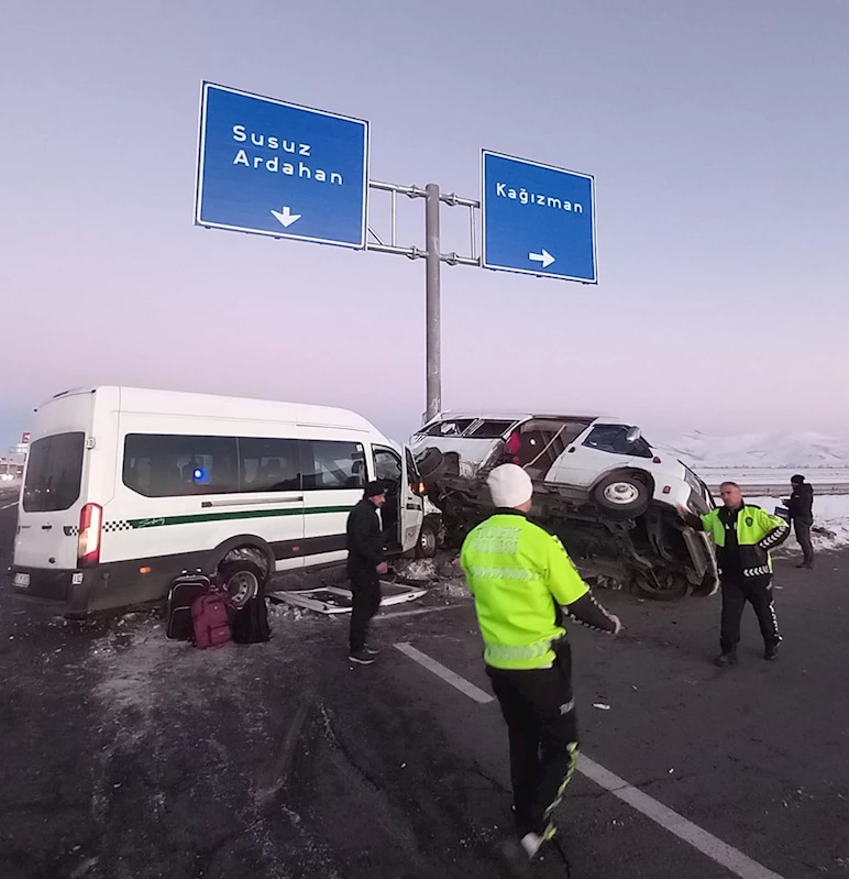 Kars’ta iki minibüs çarpıştı: 27 yaralı