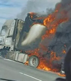 Aksaray’da limon yüklü TIR alev alev yandı