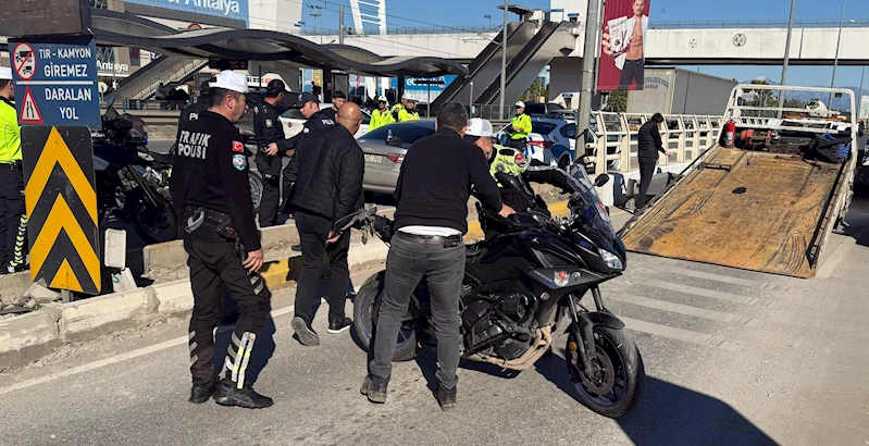 Alkollü sürücünün sıkıştırdığı motosikletli polis, yaralandı