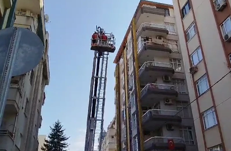 İtfaiye, merdivenli araç eve ulaştı; ölü bulundu