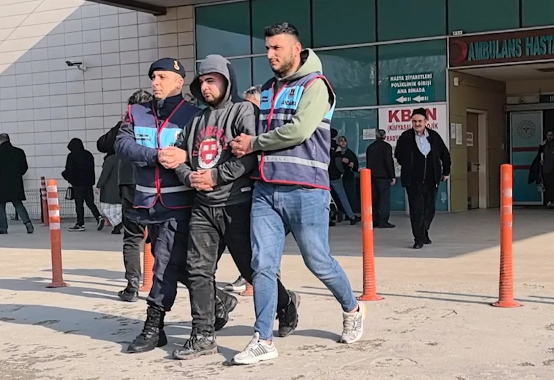 Bıçaklı kavga sonrası kaçarken arkadaşının ölümüne neden olan şüpheli adliyede (2)