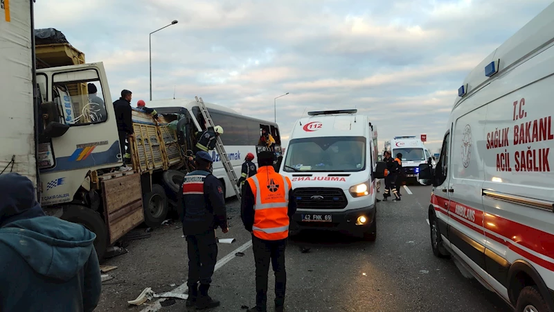 Yolcu otobüsü, park halindeki kamyona çarptı: 3 ölü, 33 yaralı