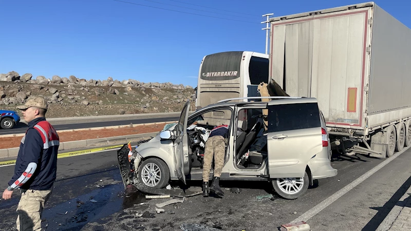 Şanlıurfa’da hafif ticari araç ile TIR çarpıştı: 1 ölü, 1 yaralı