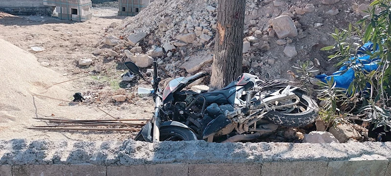 Gaziantep’te ağaca çarpan motosikletteki 2 kişi öldü