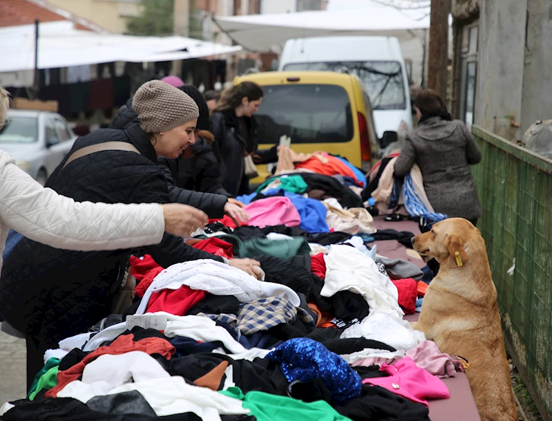 Sokak hayvanları için pazarda gönüllü satış yapıyorlar