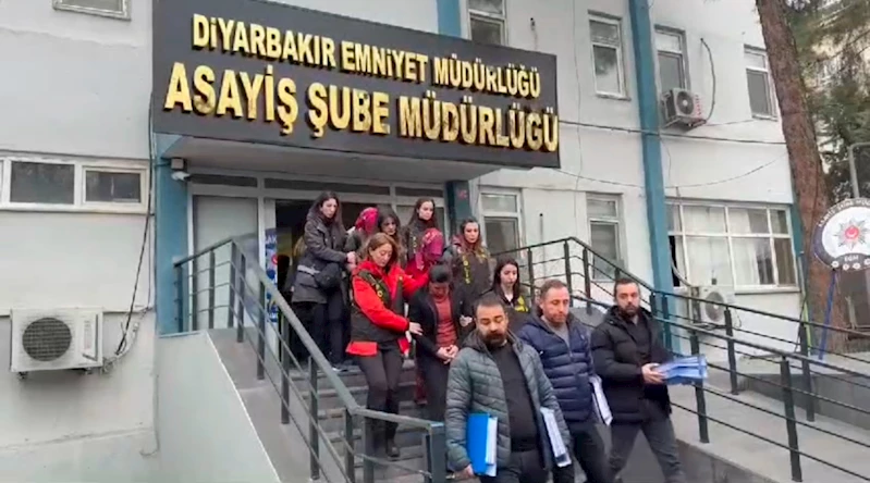 DİYARBAKIR - Bohçacı gibi davranıp evlere giren şüphelilere operasyon; 14 kişi tutuklandı (VİDEO EKLENDİ) 