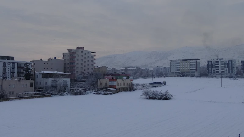 Gercüş, kar yağışıyla beyaza büründü