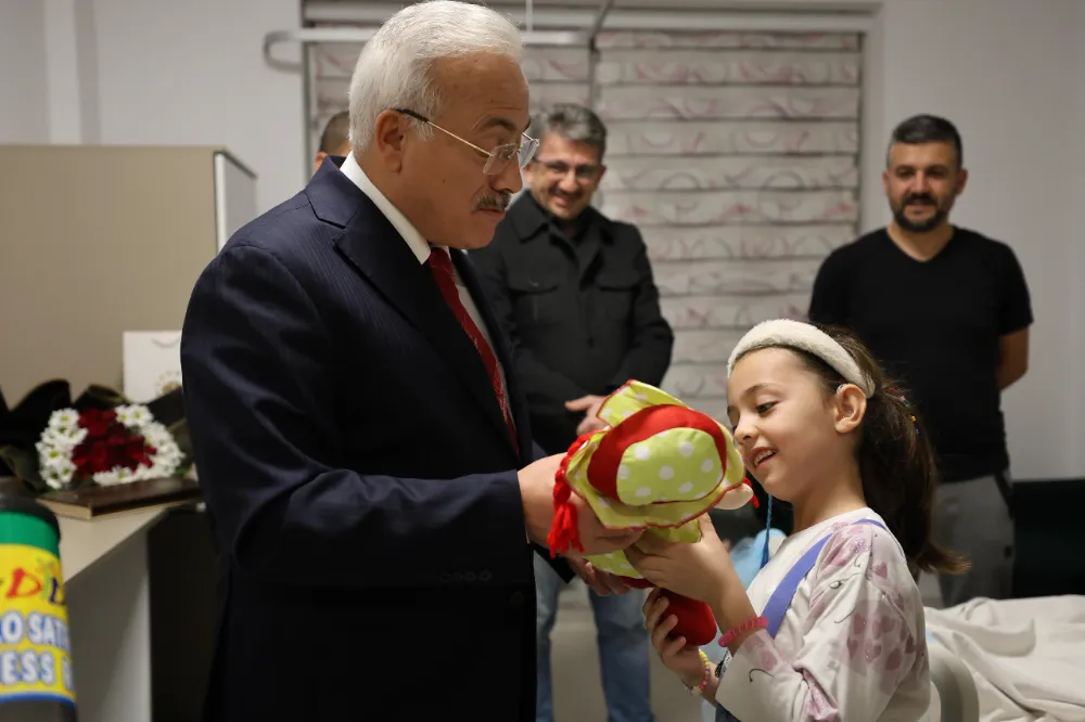 Aksaray Valisinden Öğretmenler Gününde 3. Çocuklarını kucağına alan Öğretmen çifte sürpriz ziyaret
