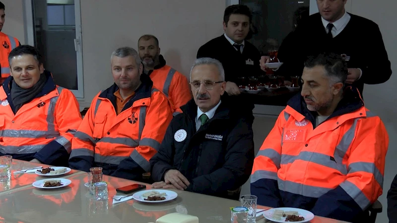 İstanbul - Bakan Uraloğlu: Vatandaşlarımızın kış lastiği takmalarını ve trafiği yakından takip ederek seyahat etmelerini bekliyoruz 