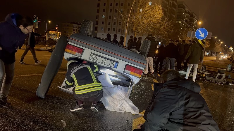 Otomobil, sinyalizasyon direğine çarpıp, ters döndü; 2 yaralı