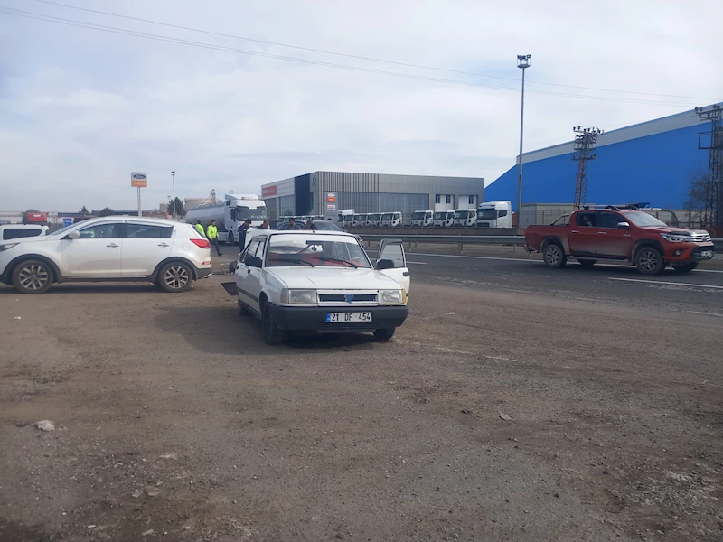 Sürücüsünün geri manevra yaptığı otomobile, başka bir otomobil çarptı; 4 yaralı